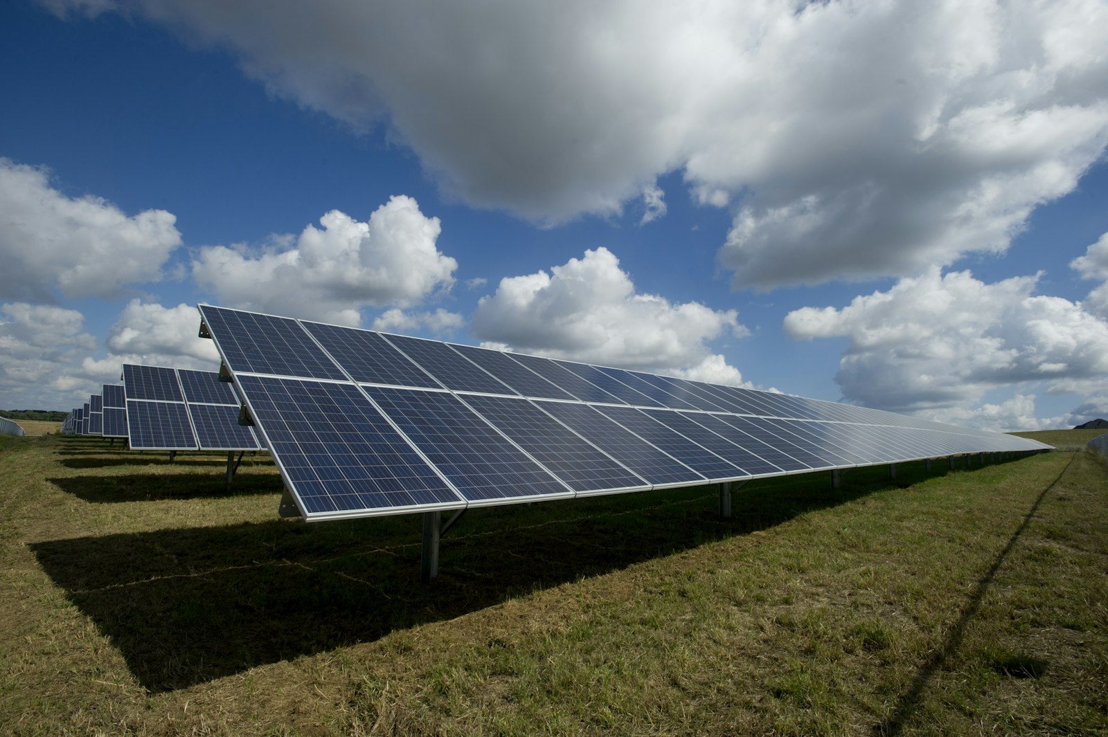 Impianto fotovoltaico al tramonto