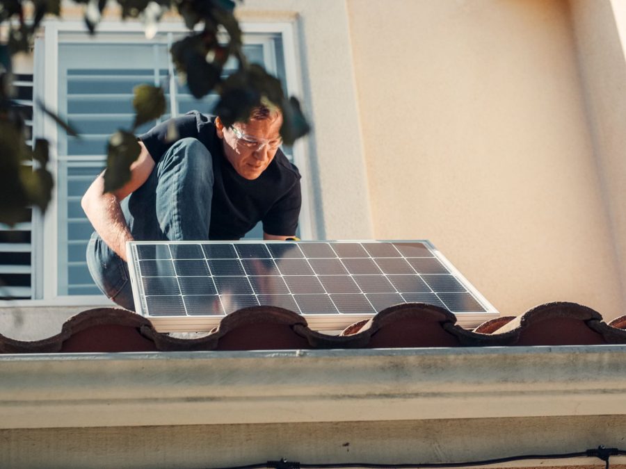 Installazione pannello fotovoltaico su tetto a coppi