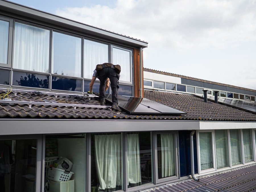 Tecnico al lavoro su impianto fotovoltaico