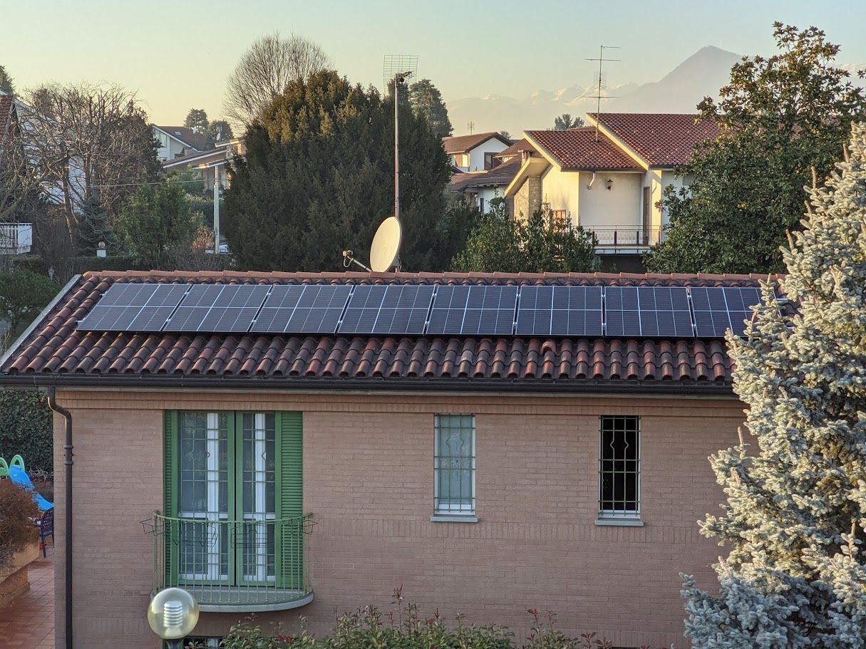 Impianto fotovoltaico con batteria montato da OnGrid su una casa con giardino