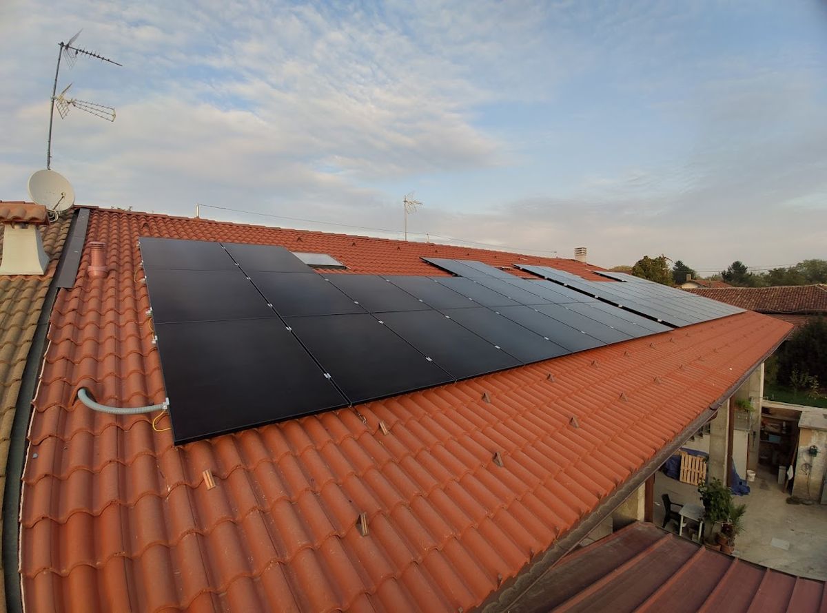 Impianto fotovoltaico montato da OnGrid su un tetto in coppi