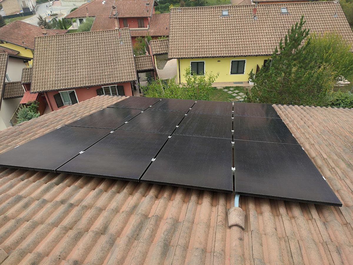 Moduli fotovoltaici neri montati da OnGrid