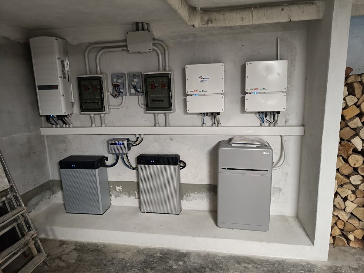 Inverter e batterie installati da OnGrid in una nicchia esterna