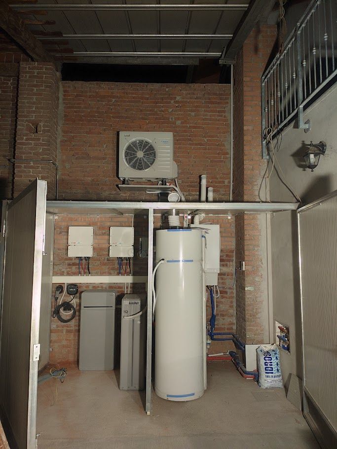 Centrale termica con pompa di calore e bollitore installata da OnGrid