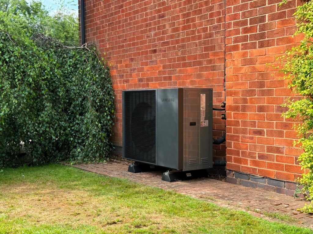 Pompa di calore installata da OnGrid in un giardino a Torino