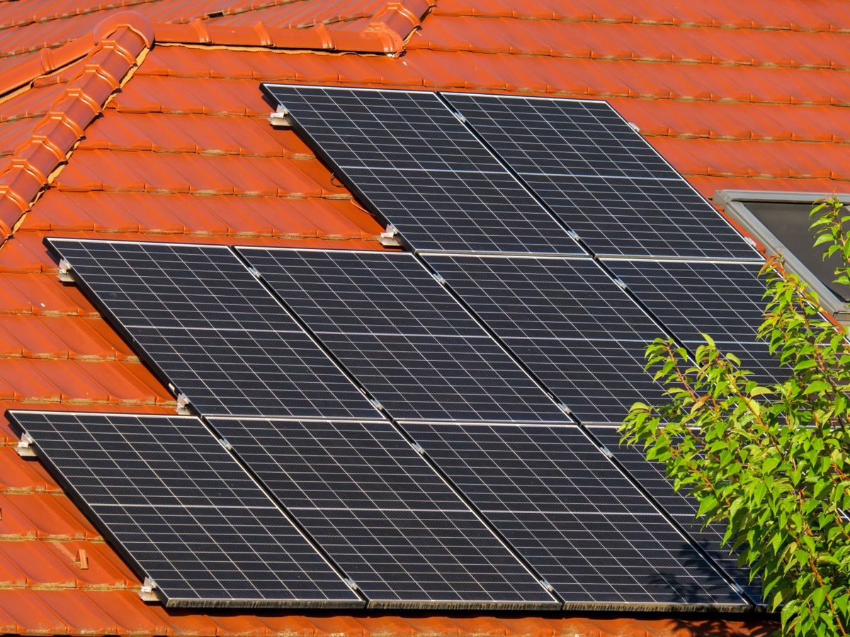 Moduli fotovoltaici installati su tetto in coppi